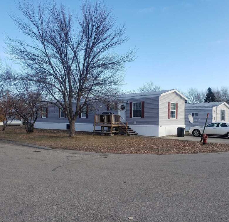 Row of mobile homes at North Acres Mobile Home Park in Crookston