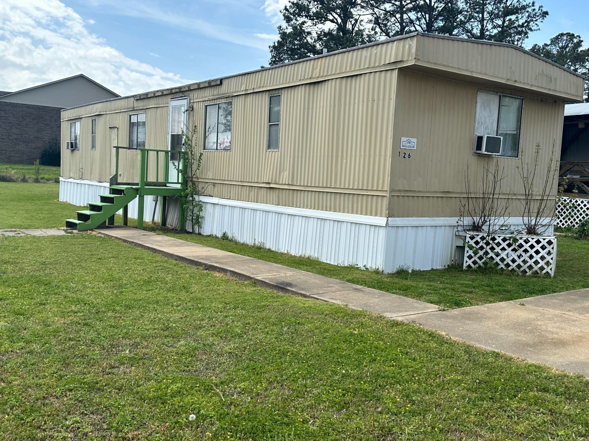Smithville Mobile Home Park in Tennessee with well-maintained mobile homes and lush, scenic surroundings